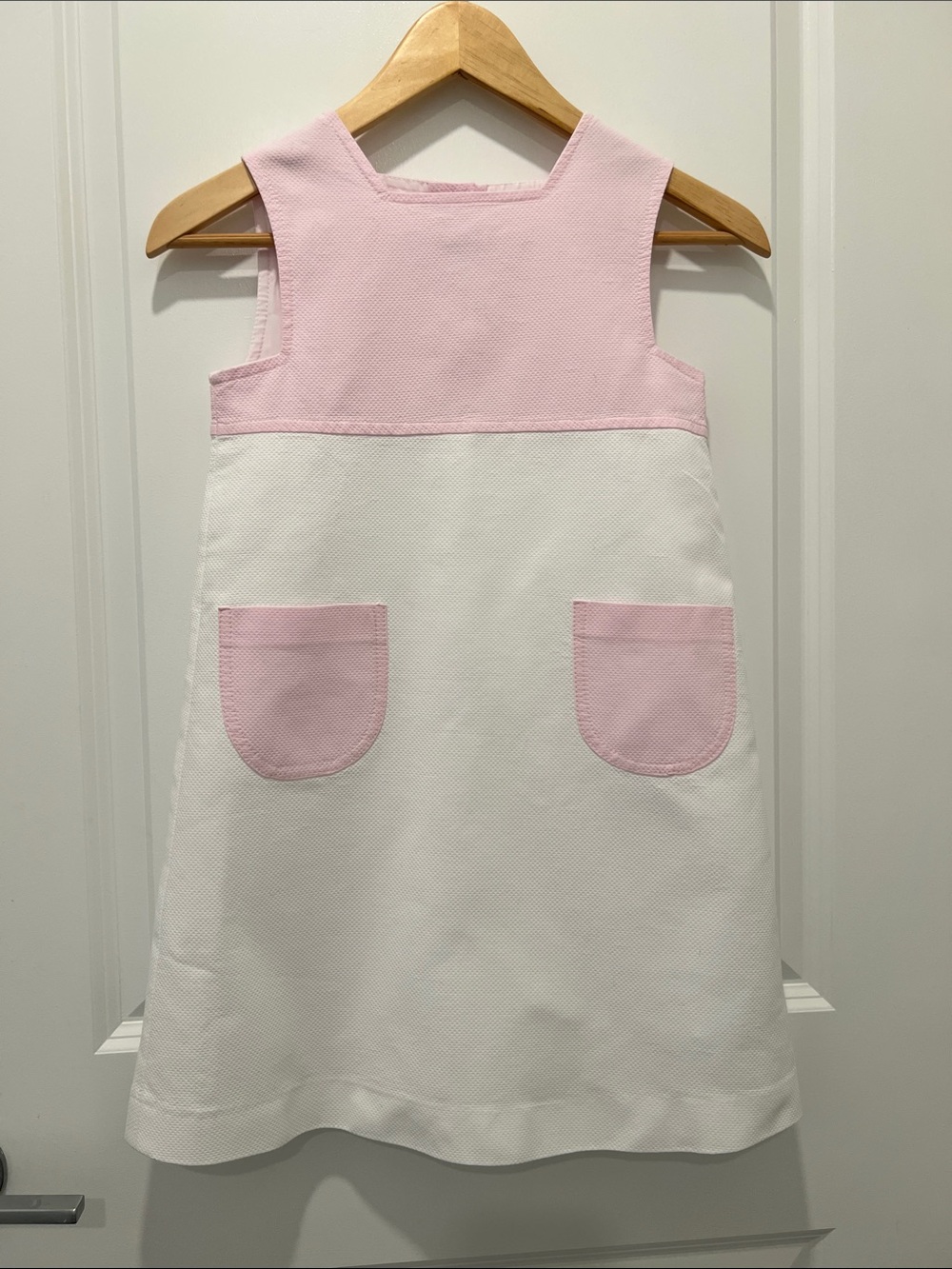 Papo d’Anjo Girls White and Pink cotton jacquard shift dress. Sz 8 yrs. Like New